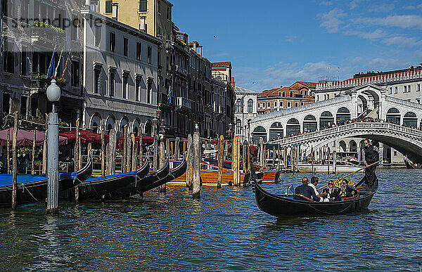 Eine Gondel auf dem Canal Grande in der Nähe der Rialtobrücke in Venedig