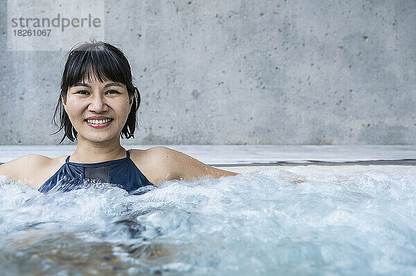 Frau genießt ein Thermalbad in den Dolomiten