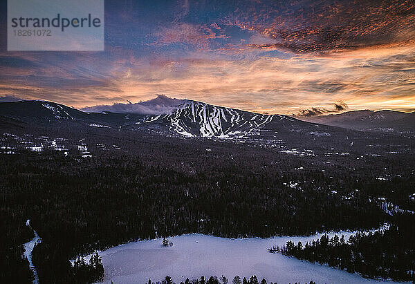 Wolken verhüllen den Gipfel des Sugarloaf Mountain  Maine bei Sonnenuntergang