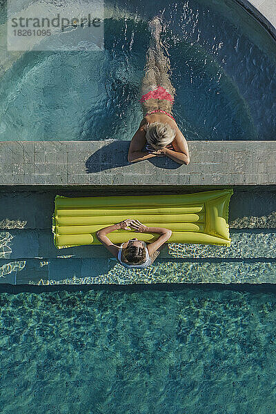 Luftaufnahme von zwei Frauen im Pool