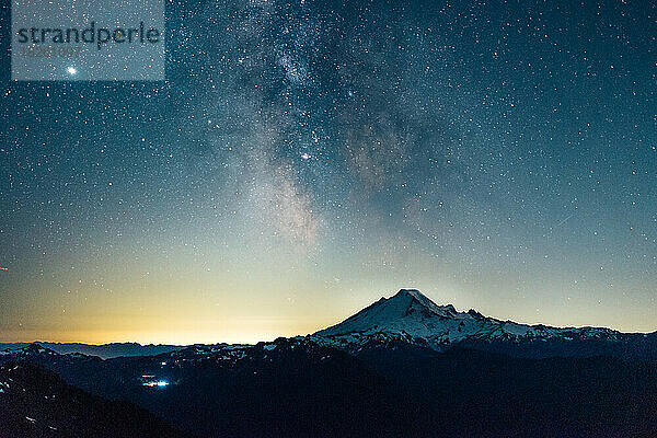 Milchstraße über Mt. Baker in Washington