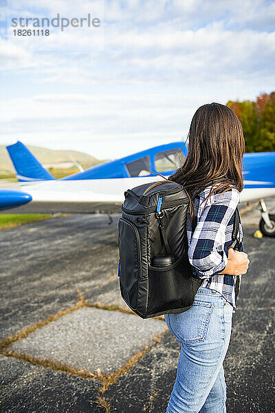 Junge BIPOC-Pilotin bereitet sich auf die Reise mit einem Kleinflugzeug vor