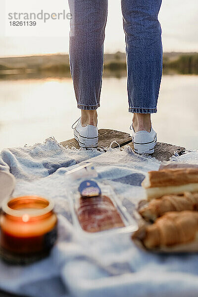 Mädchen auf dem See. Ästhetisches Picknick im Freien.