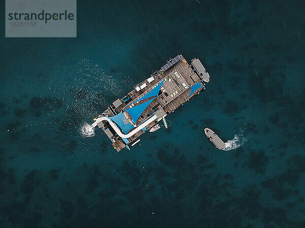 Luftaufnahme eines Badeschiffs  Nusa Lembongan  Indonesien
