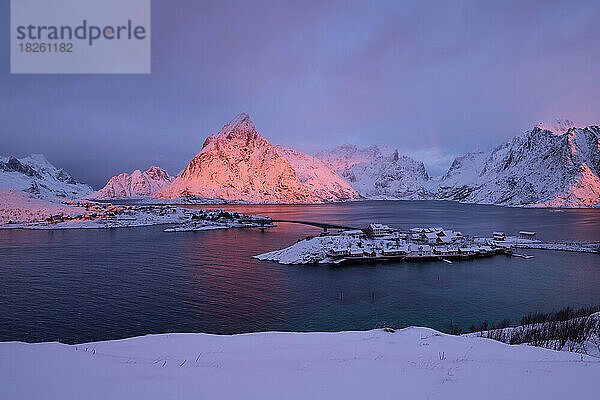 Das erste Winterlicht trifft Olstind  Lofoten-Inseln  Norwegen