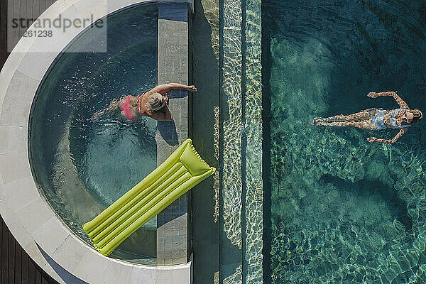 Luftaufnahme von zwei Frauen im Pool