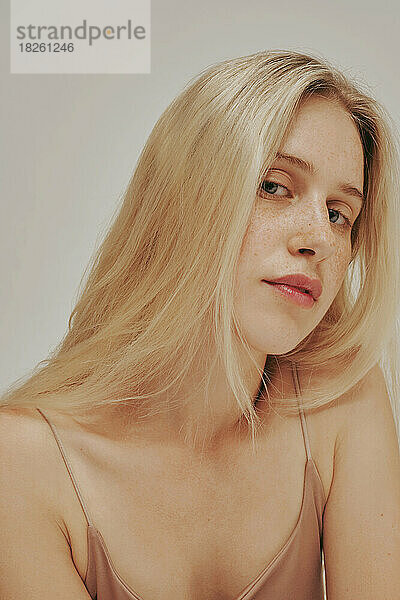 Sommersprossen blondes Frauenporträt. Nahaufnahme  blauäugiges Mädchen  perfekte Haut
