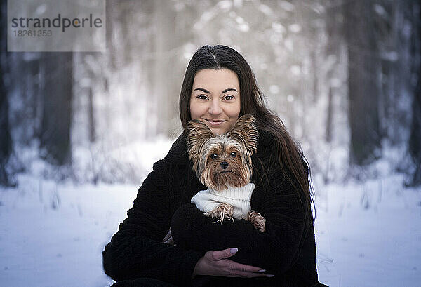 Winterporträt eines Mädchens mit ihrem besten Freund – einem Hund