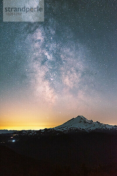 Nahaufnahme der Milchstraße über dem Mt. Baker in North Cascades