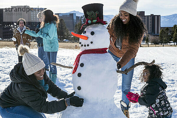 Eine Familie baut einen Schneemann in Stateline  Nevada.