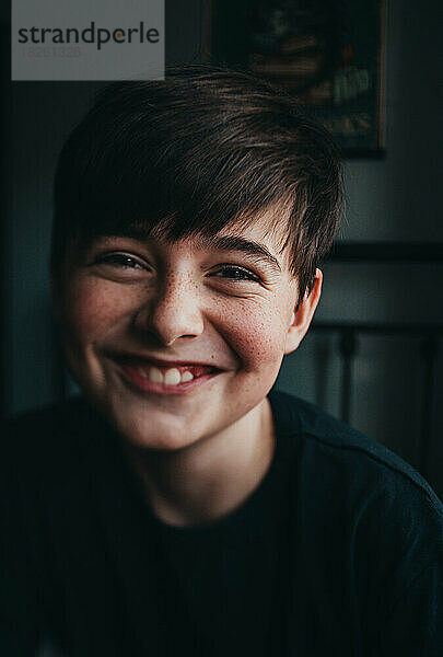 Nahaufnahme eines Porträts eines glücklich lächelnden kaukasischen Tween-Jungen.