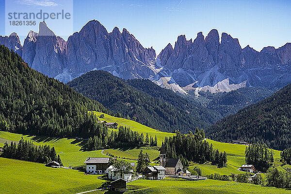 malerisches Dorf in den majestätischen Dolomiten