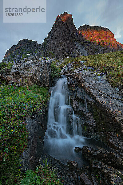 Wasserfall Litlklokktind Berggipfel  Lofoten-Inseln  Norwegen
