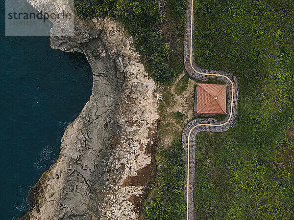 Luftaufnahme der felsigen Küste des Pavillons  Lembongan  Indonesien