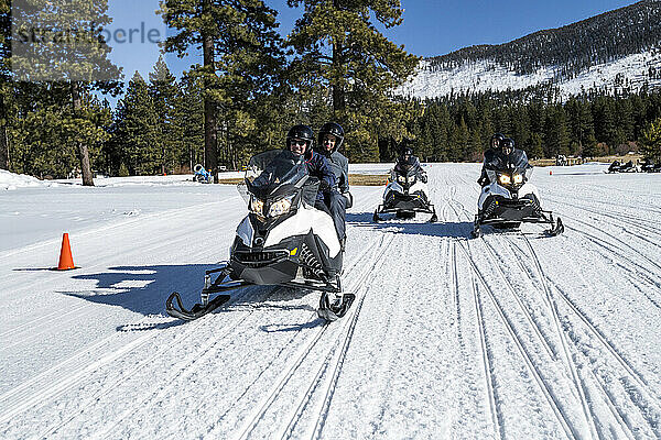 Eine Familie beim Schneemobilfahren in Stateline  Nevada.