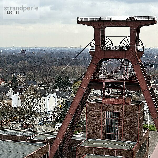 Blick von der Aussichtsplattform auf den Förderturm  Zeche Zollverein  ehemaliges Steinkohlebergwerk  Industriedenkmal  tristes Winterwetter  Essen  Ruhrgebiet  Nordrhein-Westfalen  Deutschland  Europa