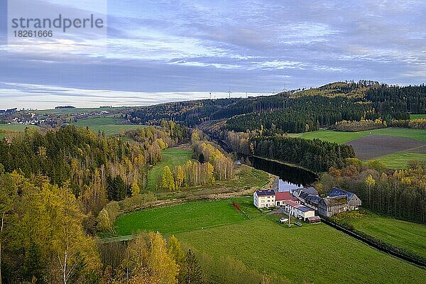 Blumenaumühle an der Saale von der Aussichtsplattform Pottiga  Skywalk  Pottiga bei Bad Lobenstein  Grünes Band  Naturpark Thüringer Schiefergebirge Obere Saale  Thüringen  Deutschland  Europa