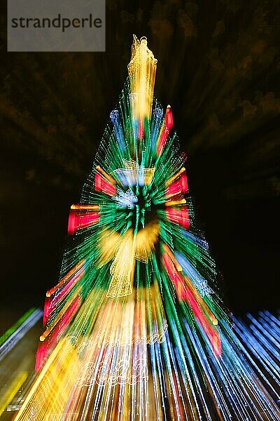 Großer Weihnachtsbaum auf dem Dortmunder Weihnachtsmarkt  gezoomt  Dortmund  Ruhrgebiet  Nordrhein-Westfalen  Deutschland  Europa