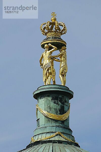 Figuren mit Krone auf der Kuppel Neues Palais  Park Sanssouci  Potsdam  Brandenburg  Deutschland  Europa