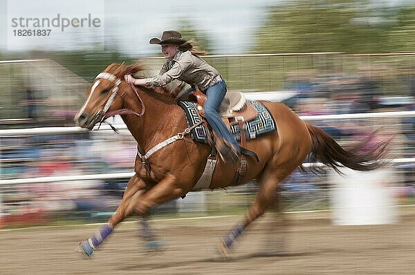 Bewegungsunschärfe eines schnell reitenden Cowgirls beim Fassrennen  Caroline Stampede  Rodeo  Caroline  Alberta  Kanada  Nordamerika