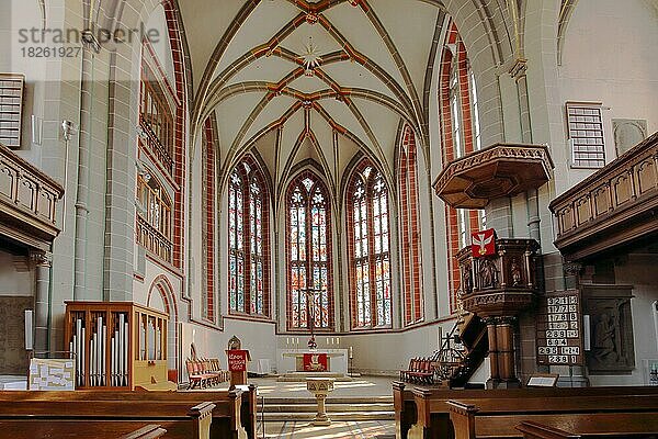 Innenansicht mit Kanzel und Altarraum der gotischen Stadtkirche  Meiningen  Thüringen  Deutschland  Europa