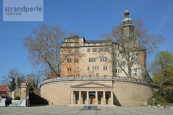 Alte Wache und Tourist-Info am Marktplatz mit Schloss auf dem Berg  Sondershausen  Thüringen  Deutschland  Europa