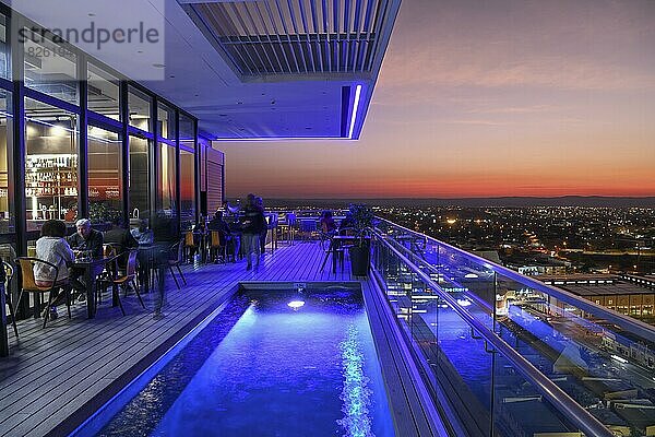 Rooftopbar des Avani-Hotels  blaue Stunde  blaue Stunde  Windhoek  Namibia  Afrika