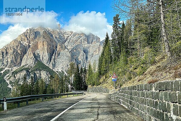 Bergstraße in Südtirol  im Hintergrund Berg Piz Curturines Curturinesspitze  Autonome Provinz Bozen  Südtirol  Italien  Europa