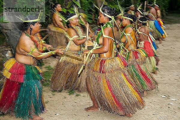 Traditionsgruppe Tänzer von Insel Yap tanzen in historischer Kleidung Kopfschmuck führt traditioneller ritueller Bambustanz mit Bambusstöcke auf  Insel Yap  Yap State  Föderierte Staaten von Mikronesien FSM