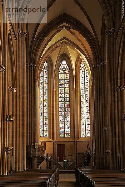Innenansicht mit Blick zum Altarraum der Katharinenkirche  Oppenheim  Rheinhessen  Rheinland-Pfalz  Deutschland  Europa