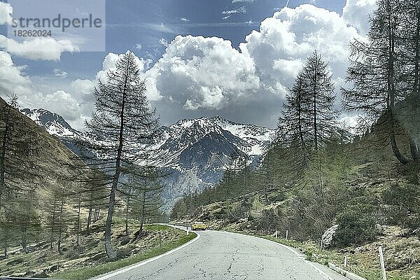 Bergstraße nahe Passo di Valparola Valparolapass in Alpen  im Hintergrund Porsche Sportwagen  Venetien  Italien  Europa