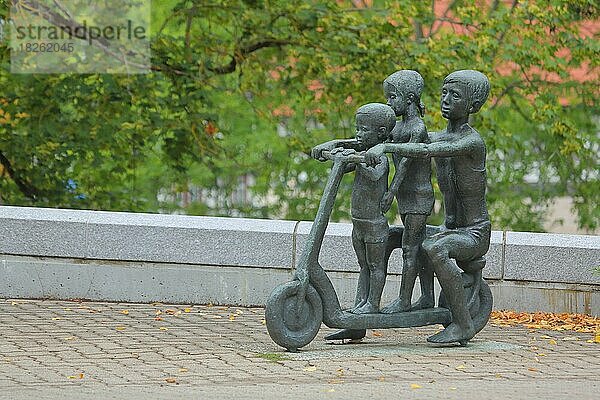 Skulptur mit drei Kinder auf einem Roller  fahren  Suhl  Thüringen  Deutschland  Europa