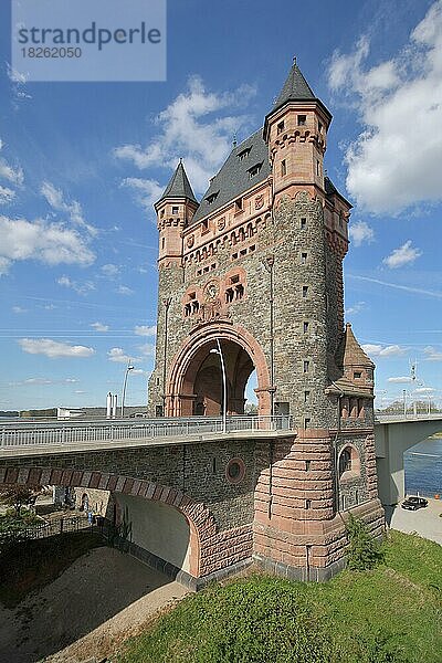 Historischer Nibelungenturm  Torturm  Nibelungenbrücke  Worms  Rheinhessen  Rheinland-Pfalz  Deutschland  Europa