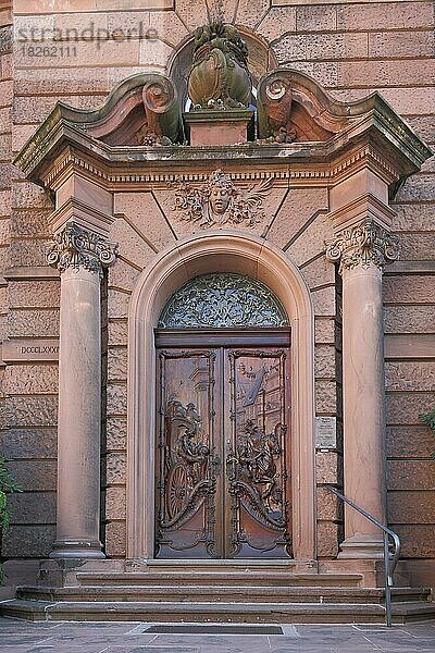 Portal mit Bekrönung  Türe und Holzschnitzerei  Kunsthaus  Museum  Heylshof  Worms  Rheinhessen  Rheinland-Pfalz  Deutschland  Europa