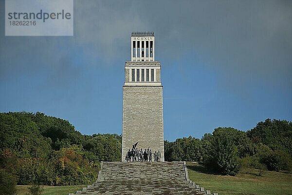 Glockenturm und Mahnmal an Nazi-Zeit und Konzentrationslager  Buchenwald Gedenkstätte  Weimar  Thüringen  Deutschland  Europa