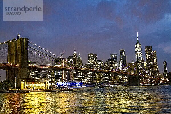 Brooklyn Bridge und Manhattan Nachtaufnahme  New York  USA  Nordamerika