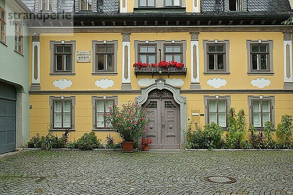 Eingang und Hausfassade der Albert Schweitzer Gedenkstätte und Museum  Kegelplatz  Weimar  Thüringen  Deutschland  Europa