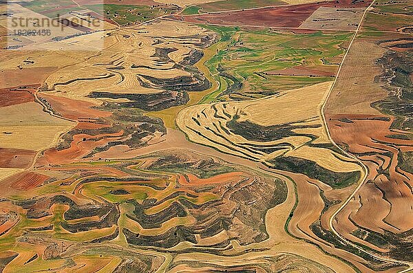 Luftbild einer spanische Landschaft bei Segovia  abgeerntete Felder  Streifen ohne Bewuchs  gepflügte Bereiche bringen diese Farben und Formen  Landwirtschaft  Kastilien Leon  Spanien  Europa