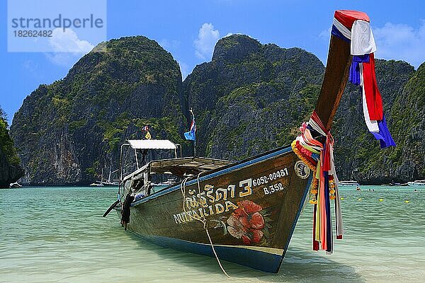 Traditionelle Longtail Boote  Maja Beach  Phi Phi Island  Thailand  Asien