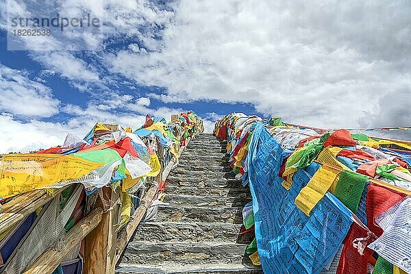 Bunte Gebetsfahnen in Tibet  China  Asien