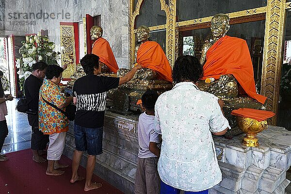 Gläubige bekleben Statuen von Mönchen mit Blattgold  Wat Chalong  größter Tempel auf Phuket  Thailand  Asien