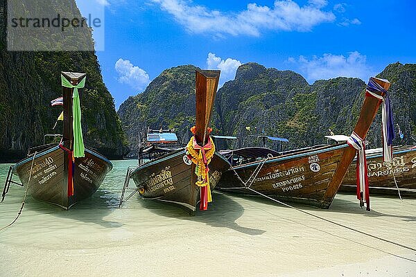 Traditionelle Longtail Boote  Maja Beach  Phi Phi Island  Thailand  Asien