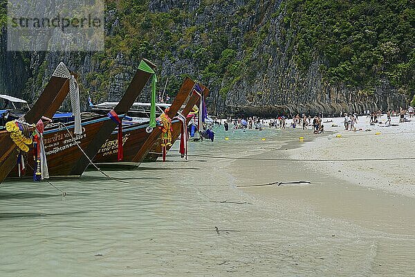 Touristen und traditionelle Longtail Boote  Maja Beach  Phi Phi Island  Thailand  Asien