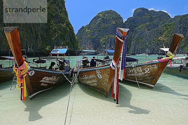 Traditionelle Longtail Boote  Maja Beach  Phi Phi Island  Thailand  Asien