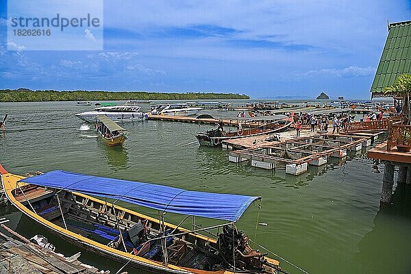 Anlegestellen am muslimischen Stelzendorf Koh Panyi (Koh Panyee) in der Bucht von Phang Nga  Thailand  Asien
