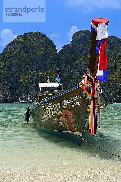 Traditionelle Longtail Boote  Maja Beach  Phi Phi Island  Thailand  Asien