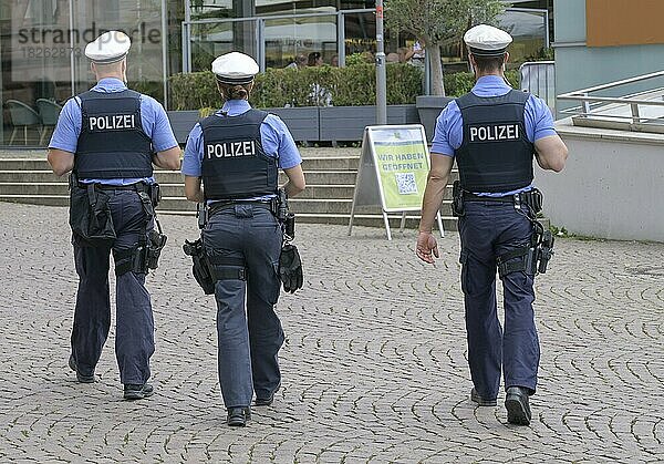 Polizisten  Streife  Innenstadt  Wiesbaden  Hessen  Deutschland  Europa