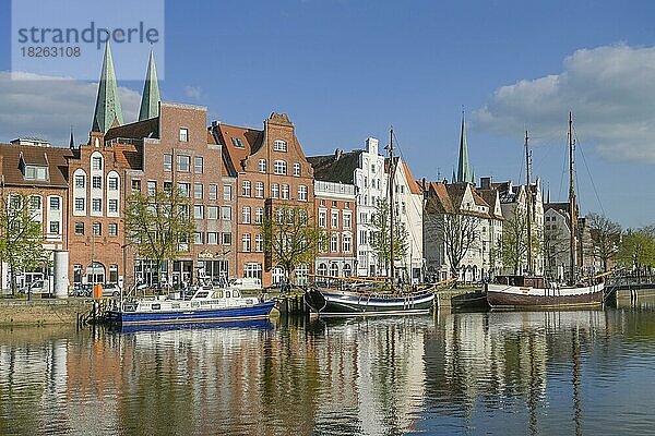 Schiffe  Trave  Museumshafen  Bürgerhäuser  An der Untertrave  Lübeck  Schleswig-Holstein  Deutschland  Europa