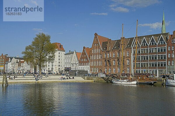 Wassertreppe  Schiffe  Trave  Museumshafen  Bürgerhäuser  An der Untertrave  Lübeck  Schleswig-Holstein  Deutschland  Europa