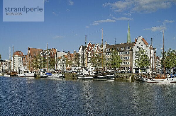 Schiffe  Trave  Museumshafen  Bürgerhäuser  An der Untertrave  Lübeck  Schleswig-Holstein  Deutschland  Europa